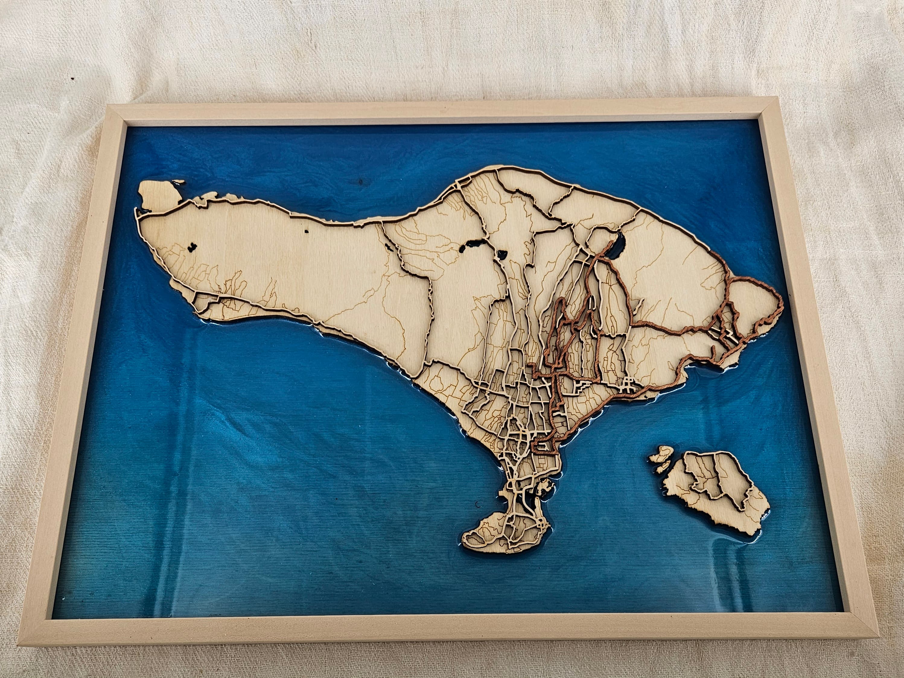 Œuvre cartographique d’itinéraire personnalisable, gravée dans le bois
