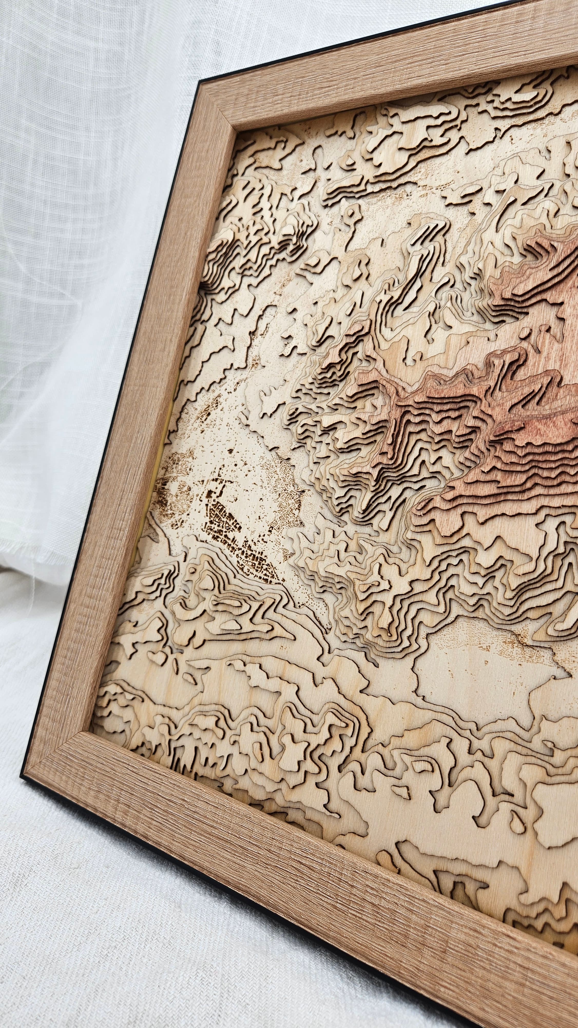 Relief topographique de la Sainte-Baume gravé dans le bois