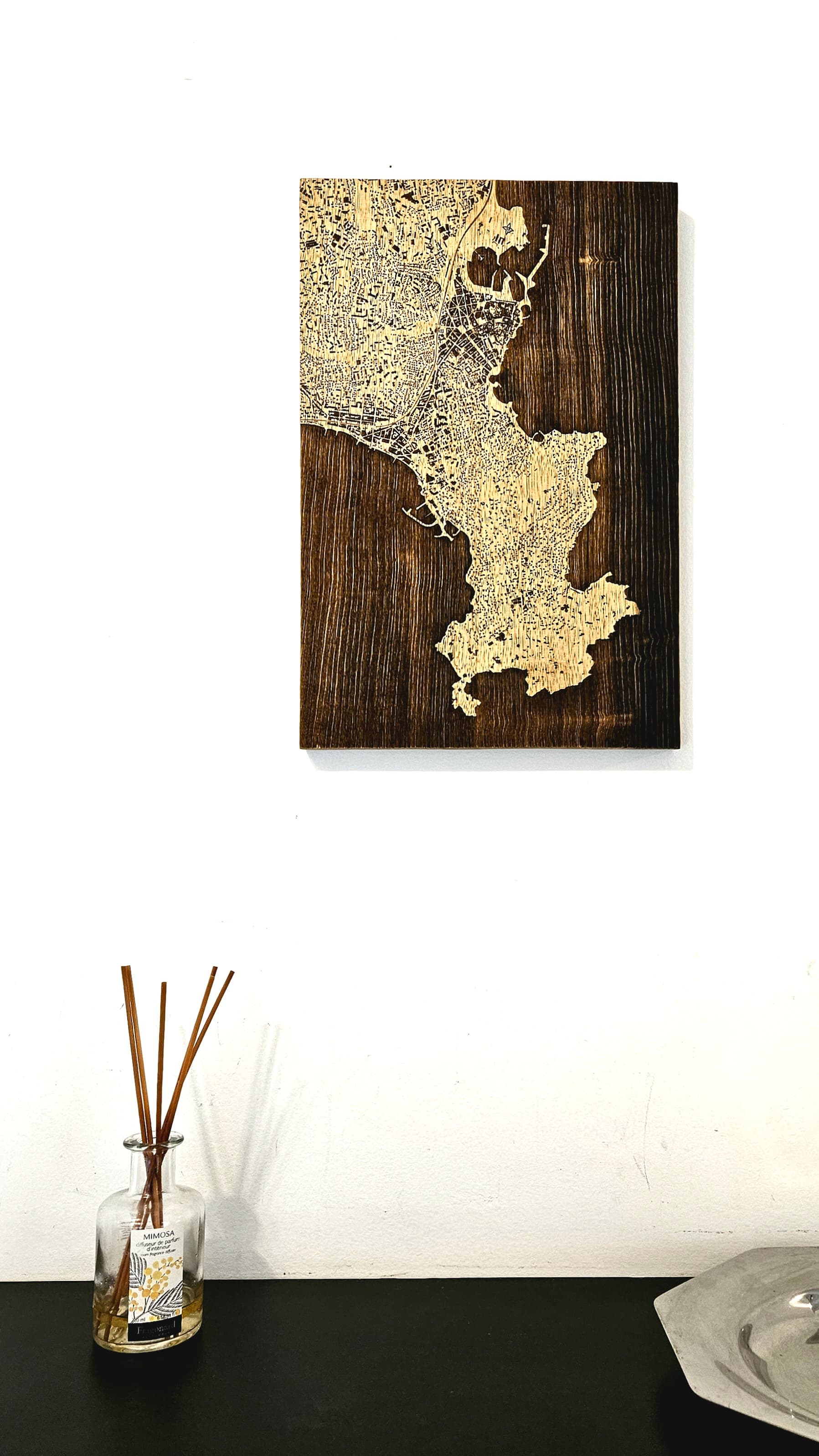 Plan de ville gravé sur bois, finition artisanale
